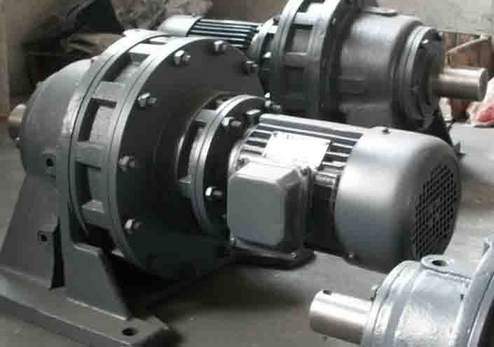 供應(yīng)R137\RF137減速機(jī) 斜齒輪減速機(jī)(圖)